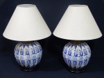 Belo par de abatjour de porcelana chinesa, formato bojudo, gomilado, esmaltado em diferentes tons de azul sobre pasta de caulim branca, com motivos florais. 36 cm altura.