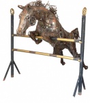 ZE VASCONCELOS. Cavalo em posição de salto. Escultura de retalhos de aço e outros materiais. 325 x 100 x 100 cm altura.
