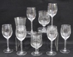 Conjunto de 9 copos de cristal translúcido, finamente lapidados a mão, pés elevados, sendo 3 para conhaque e 6 para vinho branco. 17,5 cm altura o maior.