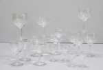 Serviço de vidro artístico translúcido, composto de: 11 copos de pés elevados para vinho tinto, 5 para vinho branco, 2 para champagne, 9 para porto e 5 para licor. Total 32 peças.