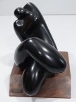 NORMA SANTAELLA Figura feminina. Escultura de bronze patinado e polido sobre base de madeira. 20,5 x 23 x 24cm altura.