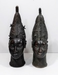 Par de máscaras africanas, de bronze, da tribo Benin. 59 cm altura cada.