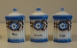 Conjunto de 3 potes para condimentos, de porcelana branca, azul e marrom. 19 cm altura. (no estado).
