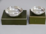 Conjunto de 2 bowls circular de metal Christofle, medindo 17,5 x 5 cm e 14 x 4 cm altura. (Sem uso nas caixas).