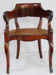 Cadeira de braço, estilo vitoriano, estrutura de madeira, assento de palhinha. Mede 55 x 55 x 80 cm altura. (Necessita restauro na madeira).