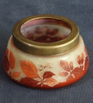 Gallé. Pequeno bowl de vidro acidado na tonalidade rosa. Borda de metal. 20 cm diâmetro x 5 cm altura.