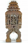 TAMIL - ÍNDIA, Séc. XVIII/XIX - Excepcional talha KAVADI ricamente esculpida em madeira nobre repres. Lord Murungan e suas consortes Valii e Deivanai. Med. 51 cm. ------------> VER OUTROS ITENS SIMILARES: https://www.artisera.com/products/kavadi-panel-murugan   ---------> https://www.indiamart.com/proddetail/lord-ganesh-sitting-on-lotus-kavadi-wall-mound-16074581673.html   -------------> https://www.webstagram.one/media/Bn0_8YcFHIQ.  O item é um sacrifício cerimonial / oferecimento praticado pelos devotos do Senhor Murugan ( Kartikeya, o filho de Shiva), como parte do festival Thaipusam em Tamilnadu, que enfatiza a servidão por dívida. A prática envolve devotos portando um fardo físico ou um kavadi, para buscar a ajuda de Lorde Murugan. O ato é geralmente realizado em nome de um ente querido que pode estar precisando de cura. É realizado para equilibrar uma dívida espiritual. Os devotos geralmente carregam os fardos enquanto caminham e dançam ao longo de uma rota de peregrinação. --------ENGLISH: Kavadi, also known as Kavadi Attam or Burden Dance in Tamil, is a ceremonial sacrifice or offering that is practiced by devotees of Lord Murugan (Kartikeya, the son of Shiva, and the Hindu God of War), as part of the Tamilian festival of Thaipusam, which emphasizes debt bondage. The practice involves devotees bearing a physical burden or a kavadi, to seek Lord Murugans help. The act is usually performed on behalf of a loved one who may be in need of healing. It is performed to balance a spiritual debt. Devotees usually carry the burdens while walking and dancing along a pilgrimage route. This exquisite panel depicting Lord Murugan, would have been used as a weight or burden during the Kavadi ritual. Made of wood, this old collectible is carved with intricate details.