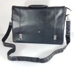 MONT BLANC ORIGINAL - Bolsa maleta Cross Body bag em couro preto, detalhes em metal cromado. Unissex. Discretas marcas de uso. Med. 40 x 30 cm.