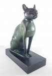 METROPOLITAN MUSEUM OF ART - Réplica oficial de grande escultura egípcia de gato - Deusa Bastet, executada pelo Museu em molde a partir de original do período Ptolomáico presente na coleção oficial do Museu. Med. 32 x 26 x 13 cm. Confeccionada em Bonded Bronze e pátina feita a mão. Base em madeira. Marcado MMA prox. ao rabo. Preço no Museu: 325 dólares ------------------> VER: https://store.metmuseum.org/egyptian-cat-sculpture-06008395 --- ENGLISH: Reproduction of cat Bastet , which is based on an Egyptian sculpture of the Ptolemaic period (33230 B.C.), is produced from a master mold of the original in the Museum's collection. Cats were first domesticated by the Egyptians in the Middle Kingdom for their mouse-hunting abilities. By New Kingdom times they had also become household companions. In tomb scenes they frequently appear seated beneath the chairs of their owners or on sporting boats in the Nile marshes, where they flush out birds for their masters.