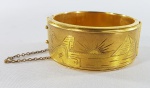Bracelete em metal dourado egípcio com incisos de paisagens típicas. Cor ouro forte. Fecho de segurança. Marca no interior.