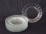ARCOROC - França - Conjunto com 12 pratos rasos em vidro temperado. Anos 70. Med. 23 cm.