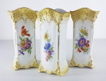 Terno com 3 floreiras em porcelana, decoradas com guirlandas florais e borda com realces dourados sobre fundo amarelo degradê. Med. 16 cm.