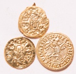 3 moedas réplicas de moedas medievais folheadas a ouro.