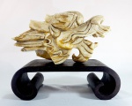 JADE- CHINA - DINASTIA MING - Raro e grande fragmento de escultura repres. cabeça de dragão esculpida em bloco único de Jade branco. Base em madeira torneada. Vestígios de escavação. Med. 29 x 16 e com a base: 30 x 26 cm