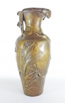 Auguste MOREAU (1834-1917) - Vaso em petit bronze decorado com cachoeiras, lírios, libélulas, íris e juncos. Assinado e com sêlo da Fundição. Altura: 30.5 cm ------------> VER:   https://www.lot-art.com/auction-lots/Auguste-MOREAU-1834-1917-Vase-en-regule-a-decor-de-chutes-deau/70-auguste_moreau_1834-08.2-sophie