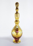 Licoreira em vidro veneziano na cor rubi, rica douração em ouro brunido e aplicações de flores em relevo. Alt. 32 cm.