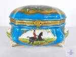 SÈVRES - Antiga caixa porta Joias em porcelana francesa, fundo azul e cenas de hipismo. Guarnição em bronze órmulu. Med. 16 x 12 x 12 cm.