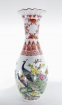 Vaso em porcelana chinesa decorado com pavões e flores. Alt. 41 cm.