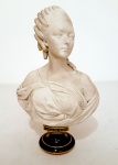 SÈVRES - MADAME DU BARRY - D´apré AUGUSTE PAJOU, escultor Real (1730-1809). Raro busto em porcelana azul cobalto e biscuit, tendo na base título: COUNTESS DU BARRY em letras douradas. Assinado Sèvres. Numerado M. 94 - 8, Séc.XVIII Possivelmente período de 1771 / 1773. Med. 29 x 20 cm. Madame Du Barry é retratada com semblante elegante, majestoso e contido, algo distante de sua personalidade. OBS: Os retratos em bustos de Sèvres são extremamente raros, especialmente os da monarquia e corte Real. Poucos exemplos encontrados e  outros encontram-se atualmente em museus franceses. Possui discreto restauro no pescoço e cabelo. ---------------> VER  MUSEU DE FINE ARTS HOUSTON: https://www.mfah.org/art/detail/59565  E SIMILAR NO LINK:  http://www.conanauction.fr/html/fiche.jsp?id=5276636&np=1&lng=fr&npp=20&ordre=3&aff=1&r=  e também: