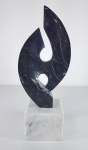 BRUNO GIORGI (1905 - 1993) - Escultura em mármore negro rajado e base em mármore branco. Assinado BG. Med. 26 cm.