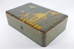 Caixa japonesa em charão e detalhes dourados. Marcas do tempo. Med. 22 x 15 x 07 cm.