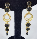 Par de elegantes brincos em metal dourado e cravação de pedras negras de alto brilho. Med. 7cm