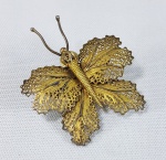 Broche em prata portuguesa filigranada no formato de borboleta. Med. 4 x 4 cm.