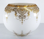 Grande vaso floreira europeu estilo Art Nouveau, em vidro opalinado branco decorado c/ elementos fitomorfos em ouro brunido. Med. 27 x 12 x 28cm.