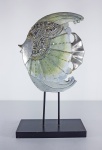 INDONÉSIA - Escultura de peixe em resina com pintura prateada e espelhinhos. Med. 34 x 18 cm.