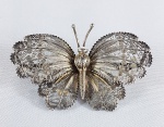 Grande broche em prata portuguesa filigranada no formato de borboleta. Med. 8 cm.
