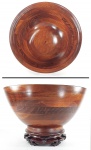 Grande centro de mesa em madeira de lei de vários tipos e tonalidades, aplicadas em segmentos longitudinais, taqueado ao gosto Zalszupin. A base em madeira é separada. Med. 33 x 17 cm.