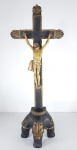 ARTE SACRA - Bahia, séc.XVIII - Crucifixo em madeira ebanizada com forte douração, base trípode. Med. 60 cm.