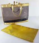 I.F.O. NEW YORK - Bolsa em couro dourado e vinil transparente. interior com bolsa envelope em telinha dourada removível. Med. 45 x 30 cm.