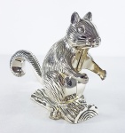 Curioso quebra nozes e avelã em metal espessurado a prata no formato de esquilo. Med 22 x 15 cm.