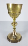 Antigo cálice litúrgico em metal dourado cinzelado. Cruz aplicada na base. Med. 23cm