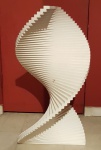 Grande escultura em laminas de madeira no formato de espiral. Med 82 X 45 X 45 cm. Assinada ASCÂNIO MMM (sem certificado)