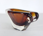 MURANO - Anos 60 - Elegante e pesado cinzeiro em vidro na tonalidade âmbar. Med. 21 x 10 cm.