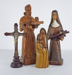 ARTE POPULAR - Lote com santos em madeira e crucifixo. Maior 26 cm e menor 16 cm.