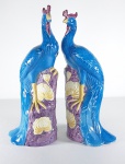 Belo par de estatuetas de porcelana chinesa, representando ave do paraíso sobre tronco. Esmaltagem em azul turquesa, marrom e creme. Sem marcas visíveis. Alt. 30 cm.