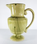 LUIS SALVADOR - Jarra para água ou suco em cerâmica vitrificada no tom verde musgo. Med. 28 x 23 cm.