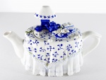 Delicadíssimo bule inglês para chá em porcelana azul e branco, no formato de mesa. Med. 24 x 17 cm.