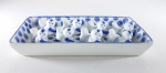 Lote com travessa e 8 porta rashis em porcelana japonesa japonesa azul e branco. Med. 26 x 14 cm e 5 cm.