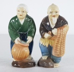 Raro conjunto de saleiro e pimenteiro em porcelana chinesa repres. casal de anciões. Alt. 6.5 cm.