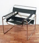 MARCEL BREUER  - Cadeira WASSILI - Metal cromado e tiras couro. No estado. Med. 72 x 82 x 72 cm.