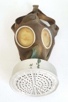 2ª GUERRA MUNDIAL - ALEMANHA - Máscara de gás original com marcas de uso. Item para lembrarmos dos horrores e crueldade do regime do terceiro reich.   Numerada e com sêlo da Águia e suástica.