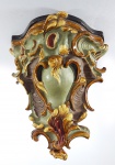 VELHA ÁUSTRIA - Antiga peanha em porcelana com esmaltação no estilo rococó, séc.XIX. Med. 39 x 26 x 16 cm.