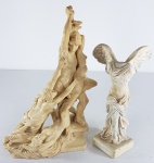 Duas esculturas sendo uma italiana em resina de cena clássica: RATTO DE POLISSENA, monogramada G.R. e outra Grega em estuque representando Vitória de Samotrácia. Med. 28 x 17 e 20 cm.