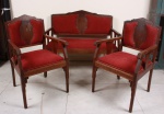 Jogo de sofá em veludo vermelho. Mede o sofá 1.08cm x 52cm x 93cm de altura, poltrona 58cm x 50cm x 93cm de altura.
