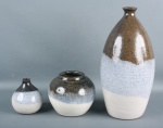 Três adornos em cerâmica vitrificada. Mede 27cm de altura a maior peça.