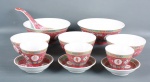 Conjunto de louça chinesa composto de 2 bowls médios, 1 concha, 3 bowls menores e 3 recipientes para chá. Mede 7cm de altura a maior peça. Decoração oriental.